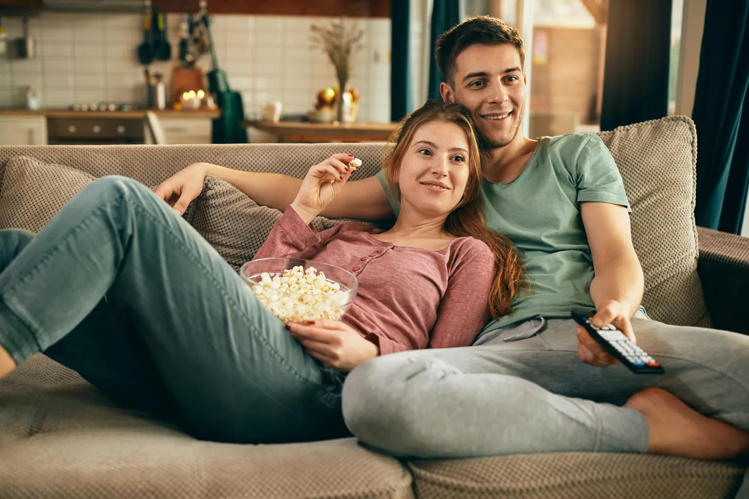 Couple enjoying SmartiFlix IPTV streaming
